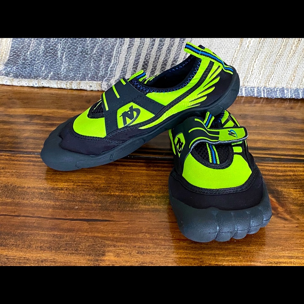 Big kids Nerf water shoes size 2-3 (Large)